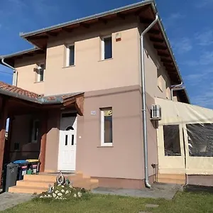Airport Road/reptér Közeli Ház Privát Parkolóval Apartman